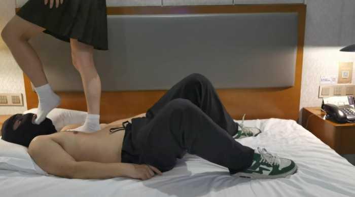 【爱秀套图】女大白袜重度踩 YC-250503-3