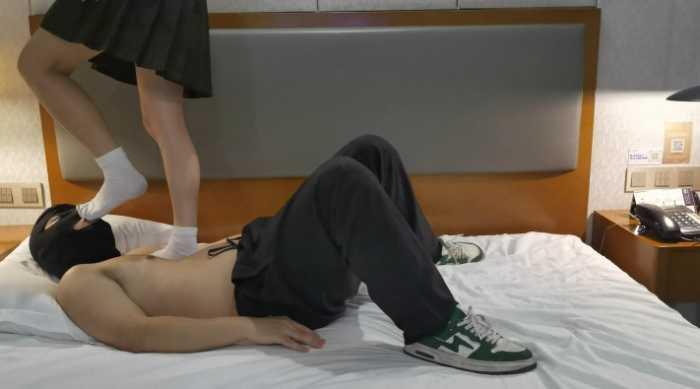 【爱秀套图】女大白袜重度踩 YC-250503-3