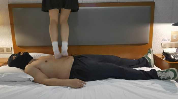 【爱秀套图】女大白袜重度踩 YC-250503-3