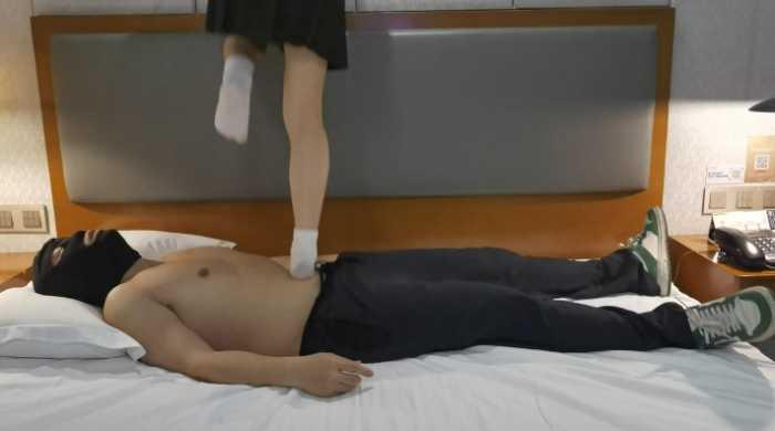 【爱秀套图】女大白袜重度踩 YC-250503-3