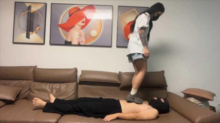 【爱秀套图】【卫校小琳殿下】老爹鞋白袜全体重踩踏玩乳 YC-250520-2