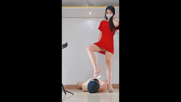 【爱秀套图】小贝祖宗性感后妈裙，红色美甲，网红透明高跟红金姨妈巾羞辱 YC-250523-5