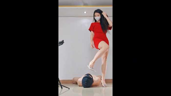 【爱秀套图】小贝祖宗性感后妈裙，红色美甲，网红透明高跟红金姨妈巾羞辱 YC-250523-5