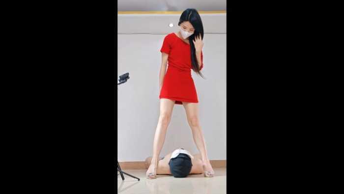 【爱秀套图】小贝祖宗性感后妈裙，红色美甲，网红透明高跟红金姨妈巾羞辱 YC-250523-5