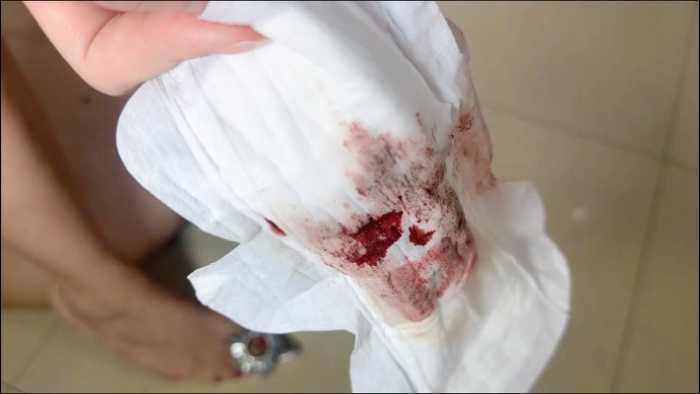 【爱秀套图】小贝祖宗性感后妈裙，红色美甲，网红透明高跟红金姨妈巾羞辱 YC-250523-5