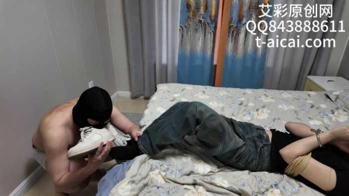 【爱秀套图】『chnnsct1818』捆绑醉酒女生舔臭脚挠脚心 YC-250525-6