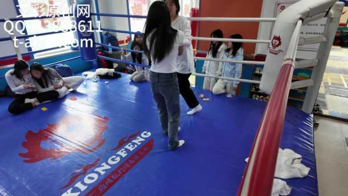 【爱秀套图】『chnnsct1818』娱乐版白袜女生摔跤 YC-250525-7