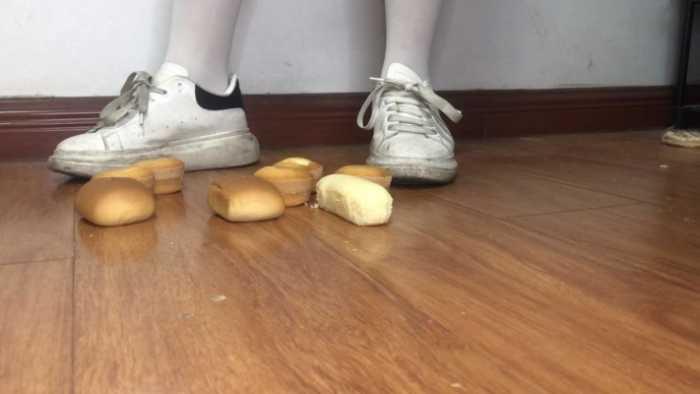 【爱秀套图】素人健身美女两双脏鞋子无意识走踩一地小蛋糕做成狗粮 YC-250525-5