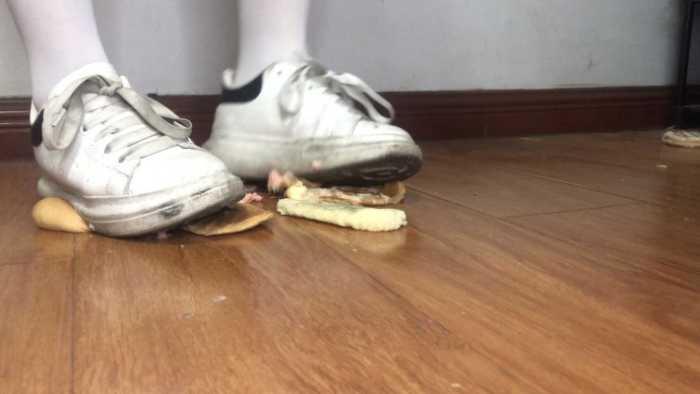 【爱秀套图】素人健身美女两双脏鞋子无意识走踩一地小蛋糕做成狗粮 YC-250525-5