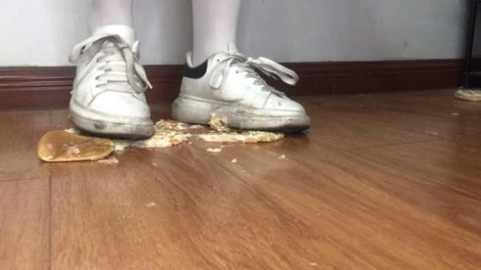 【爱秀套图】素人健身美女两双脏鞋子无意识走踩一地小蛋糕做成狗粮 YC-250525-5