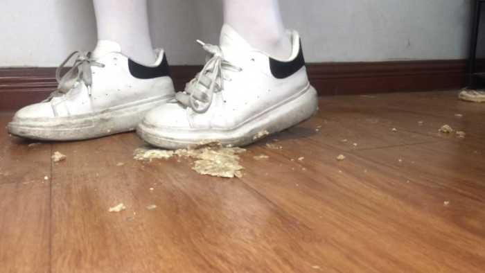 【爱秀套图】素人健身美女两双脏鞋子无意识走踩一地小蛋糕做成狗粮 YC-250525-5