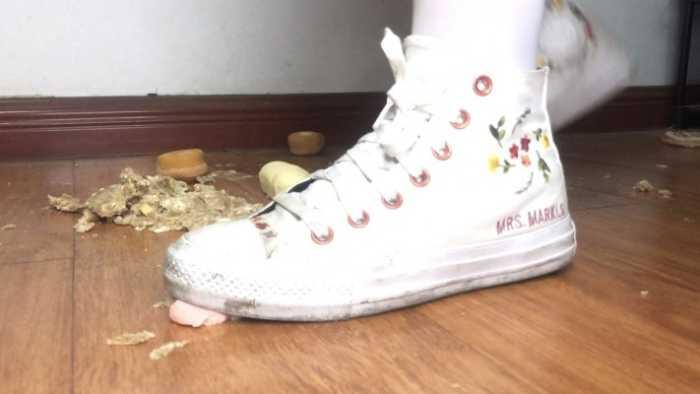 【爱秀套图】素人健身美女两双脏鞋子无意识走踩一地小蛋糕做成狗粮 YC-250525-5