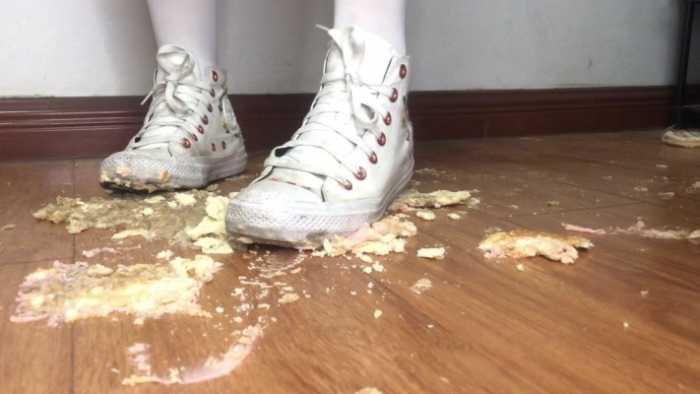 【爱秀套图】素人健身美女两双脏鞋子无意识走踩一地小蛋糕做成狗粮 YC-250525-5