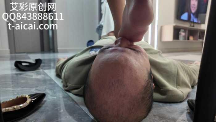 【爱秀套图】『chnnsct1818』用脸给女生擦脚汗 YC-250525-8