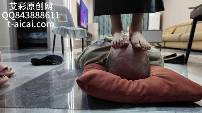 【爱秀套图】『chnnsct1818』用脸给女生擦脚汗 YC-250525-8