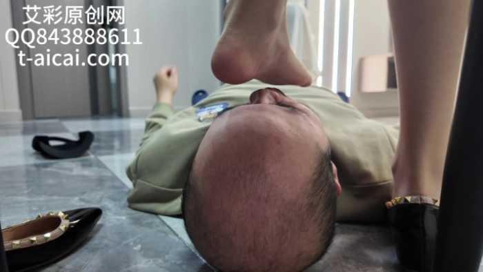 【爱秀套图】『chnnsct1818』用脸给女生擦脚汗 YC-250525-8