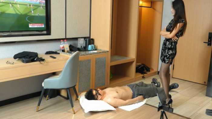 【爱秀套图】【苏念】女老板踩脖子窒息男员工 YC-250526-4