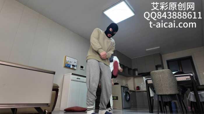 【爱秀套图】『chnnsct1818』脏板鞋踢踹清理鞋底脚汗 YC-250525-9