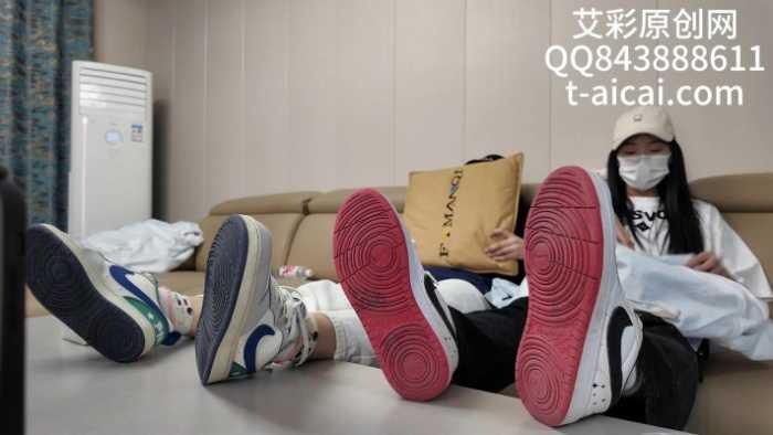 【爱秀套图】『chnnsct1818』脏板鞋踢踹清理鞋底脚汗 YC-250525-9