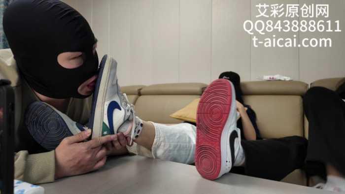 【爱秀套图】『chnnsct1818』脏板鞋踢踹清理鞋底脚汗 YC-250525-9