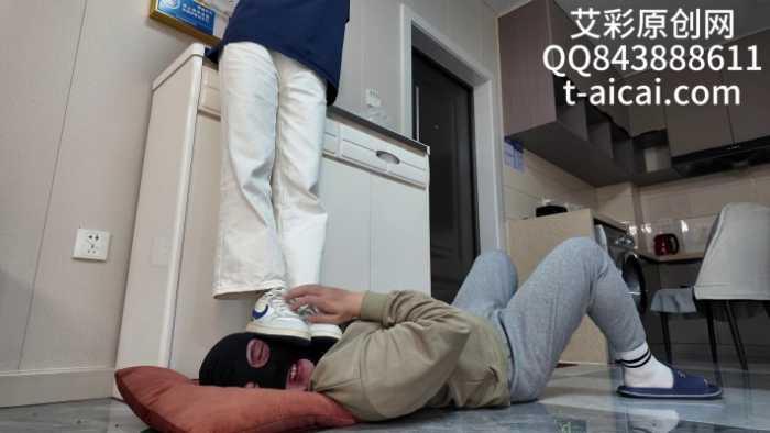 【爱秀套图】『chnnsct1818』脏板鞋踢踹清理鞋底脚汗 YC-250525-9