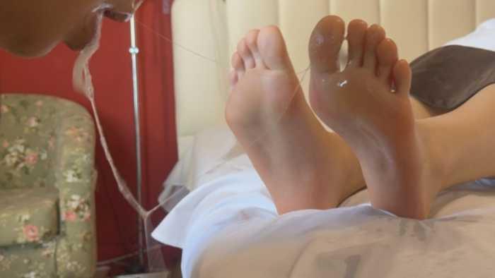 【爱秀套图】（地下室）重磅处女作！舔脚踩脖子窒息！ YC-250527-6