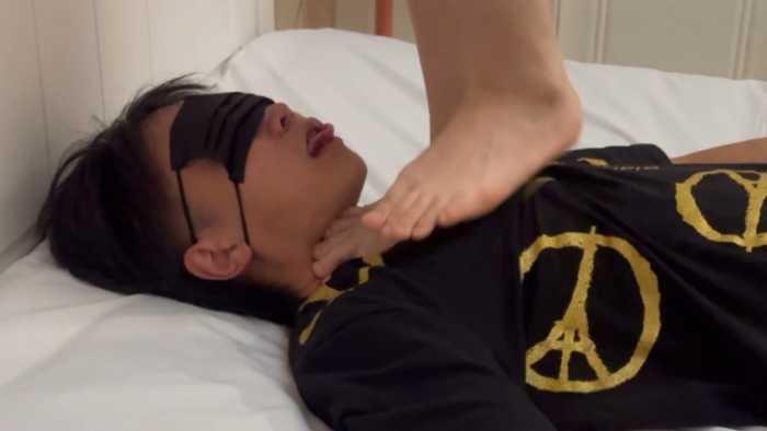 【爱秀套图】（地下室）重磅处女作！舔脚踩脖子窒息！ YC-250527-6