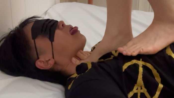 【爱秀套图】（地下室）重磅处女作！舔脚踩脖子窒息！ YC-250527-6