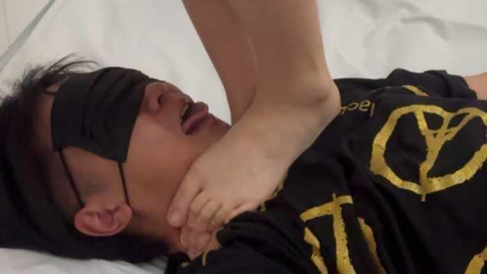 【爱秀套图】（地下室）重磅处女作！舔脚踩脖子窒息！ YC-250527-6