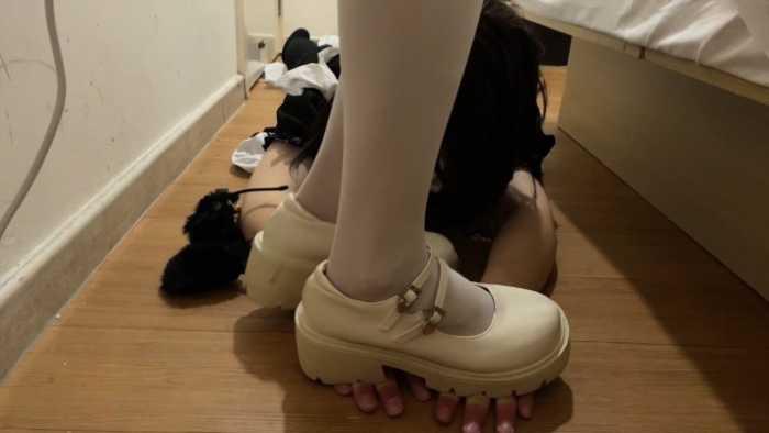 【爱秀套图】【喵咔】踩到流眼泪丨残忍踩头踩脖玛丽珍皮鞋重度踩头踩手 ACYC-4572