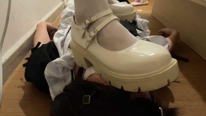 【爱秀套图】【喵咔】踩到流眼泪丨残忍踩头踩脖玛丽珍皮鞋重度踩头踩手 ACYC-4572