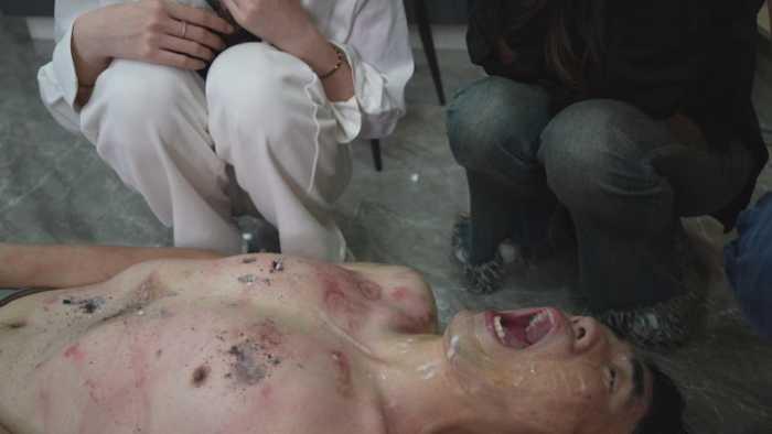 【爱秀套图】群s粗烟重烫狗烤肉 体无完肤 跆拳道悬踢头脚脚昏厥 YC-250529-5