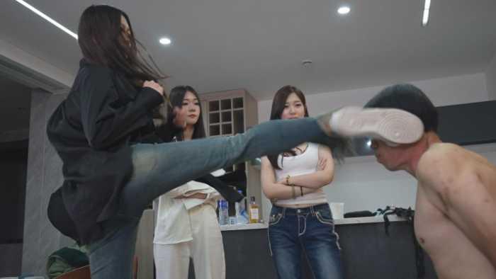 【爱秀套图】群s粗烟重烫狗烤肉 体无完肤 跆拳道悬踢头脚脚昏厥 YC-250529-5