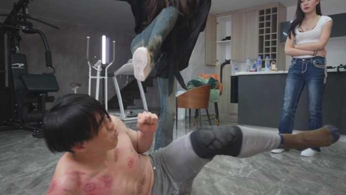 【爱秀套图】群s粗烟重烫狗烤肉 体无完肤 跆拳道悬踢头脚脚昏厥 YC-250529-5