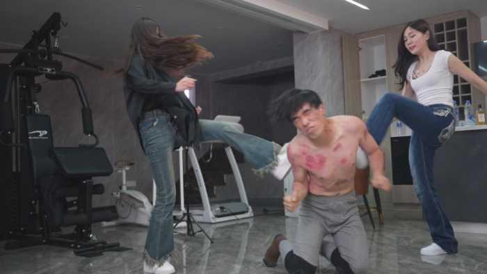 【爱秀套图】群s粗烟重烫狗烤肉 体无完肤 跆拳道悬踢头脚脚昏厥 YC-250529-5