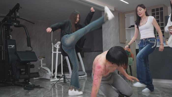 【爱秀套图】群s粗烟重烫狗烤肉 体无完肤 跆拳道悬踢头脚脚昏厥 YC-250529-5