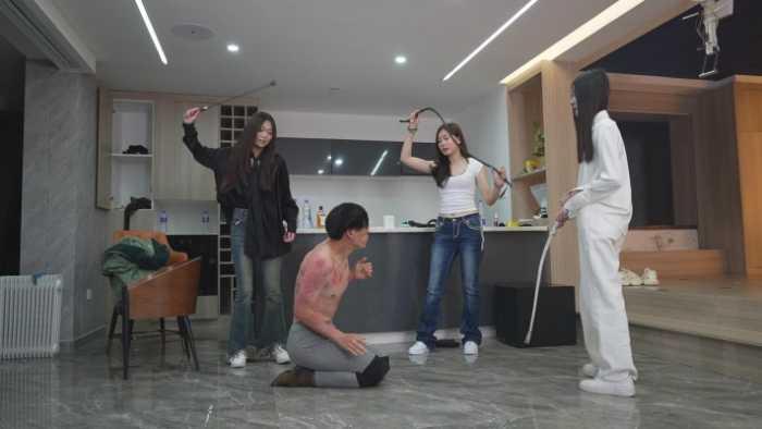 【爱秀套图】群s粗烟重烫狗烤肉 体无完肤 跆拳道悬踢头脚脚昏厥 YC-250529-5