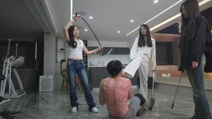 【爱秀套图】群s粗烟重烫狗烤肉 体无完肤 跆拳道悬踢头脚脚昏厥 YC-250529-5