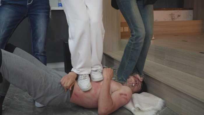 【爱秀套图】群s粗烟重烫狗烤肉 体无完肤 跆拳道悬踢头脚脚昏厥 YC-250529-5