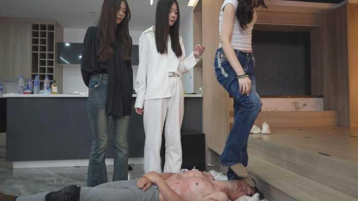 【爱秀套图】群s粗烟重烫狗烤肉 体无完肤 跆拳道悬踢头脚脚昏厥 YC-250529-5