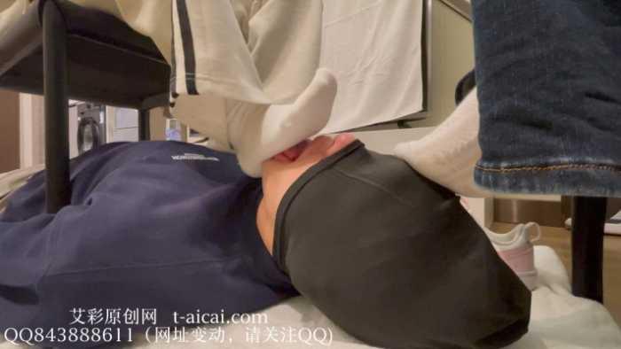 【爱秀套图】【静琪】学生双s同时舔袜插嘴白袜塞嘴 YC-250530-3