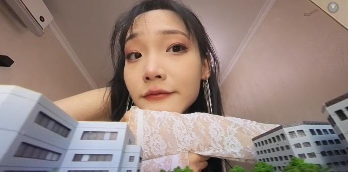 【爱秀套图】【GTS VR】莫瑶女神白丝华伦天奴踩踏微缩城市 巨大女神莫瑶微缩城市接管 JS250603~3