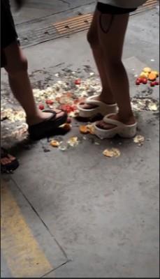 【爱秀套图】【端午节福利】小太妹双人子拖踩蛋黄派圣女果 YC-250531-5