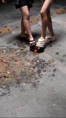 【爱秀套图】【端午节福利】小太妹双人子拖踩蛋黄派圣女果 YC-250531-5