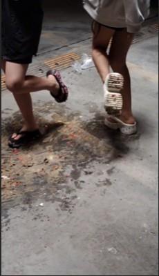 【爱秀套图】【端午节福利】小太妹双人子拖踩蛋黄派圣女果 YC-250531-5