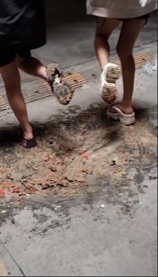 【爱秀套图】【端午节福利】小太妹双人子拖踩蛋黄派圣女果 YC-250531-5