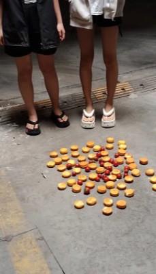 【爱秀套图】【端午节福利】小太妹双人子拖踩蛋黄派圣女果 YC-250531-5