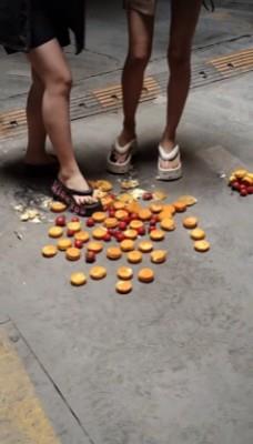 【爱秀套图】【端午节福利】小太妹双人子拖踩蛋黄派圣女果 YC-250531-5