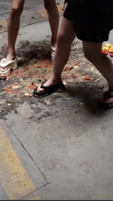 【爱秀套图】【端午节福利】小太妹双人子拖踩蛋黄派圣女果 YC-250531-5