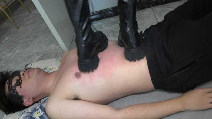 【爱秀套图】【曼曼】平底靴踩踏人肉地毯 YC-250602-4